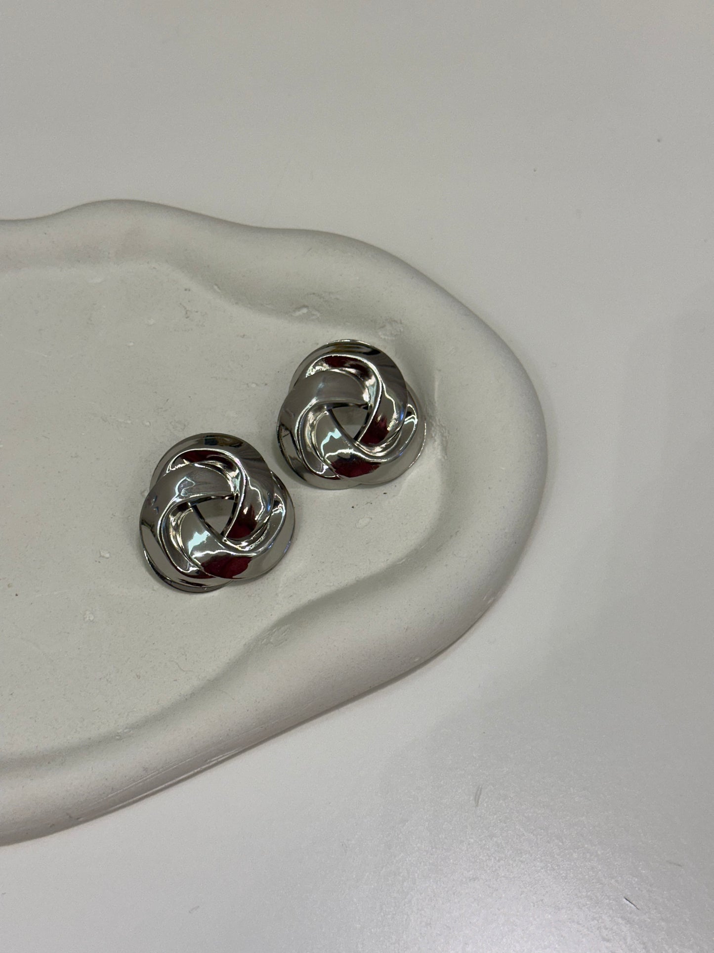 Silver geometric shape erring
