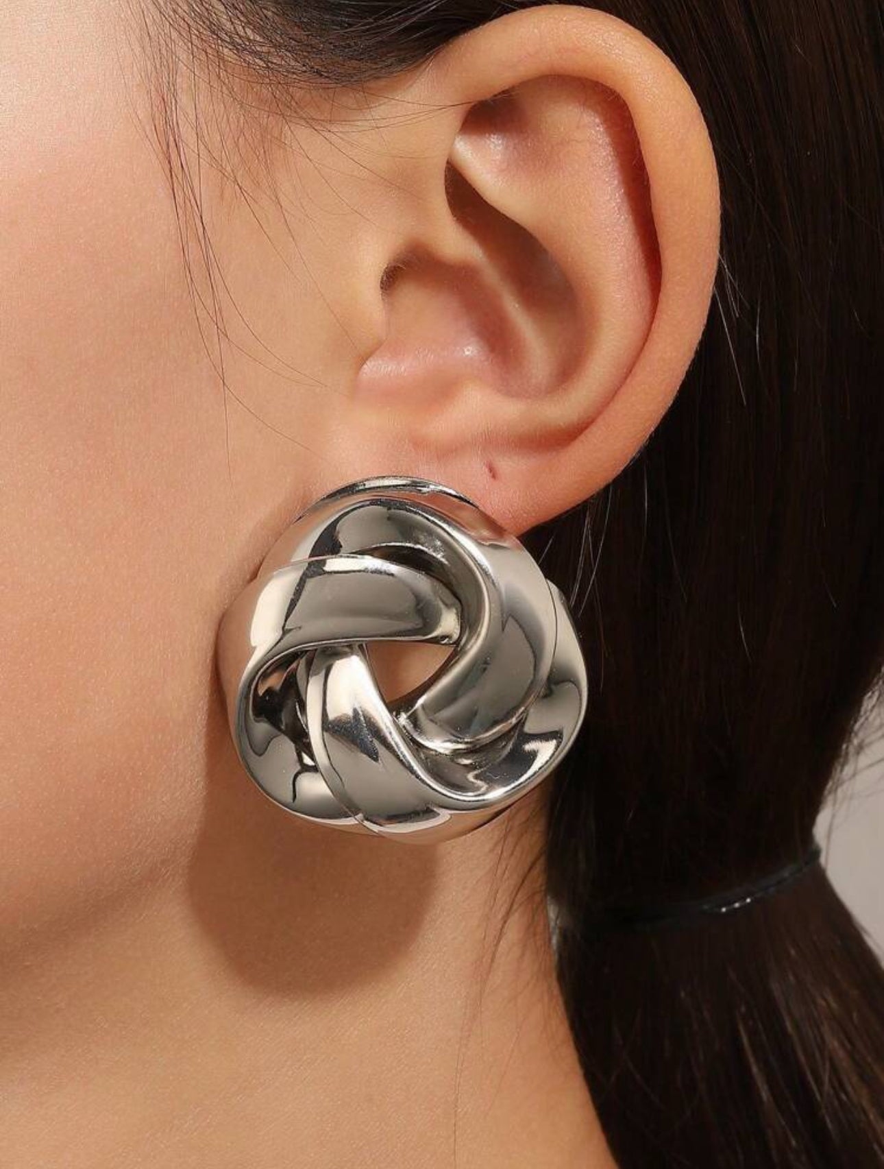 Silver geometric shape erring