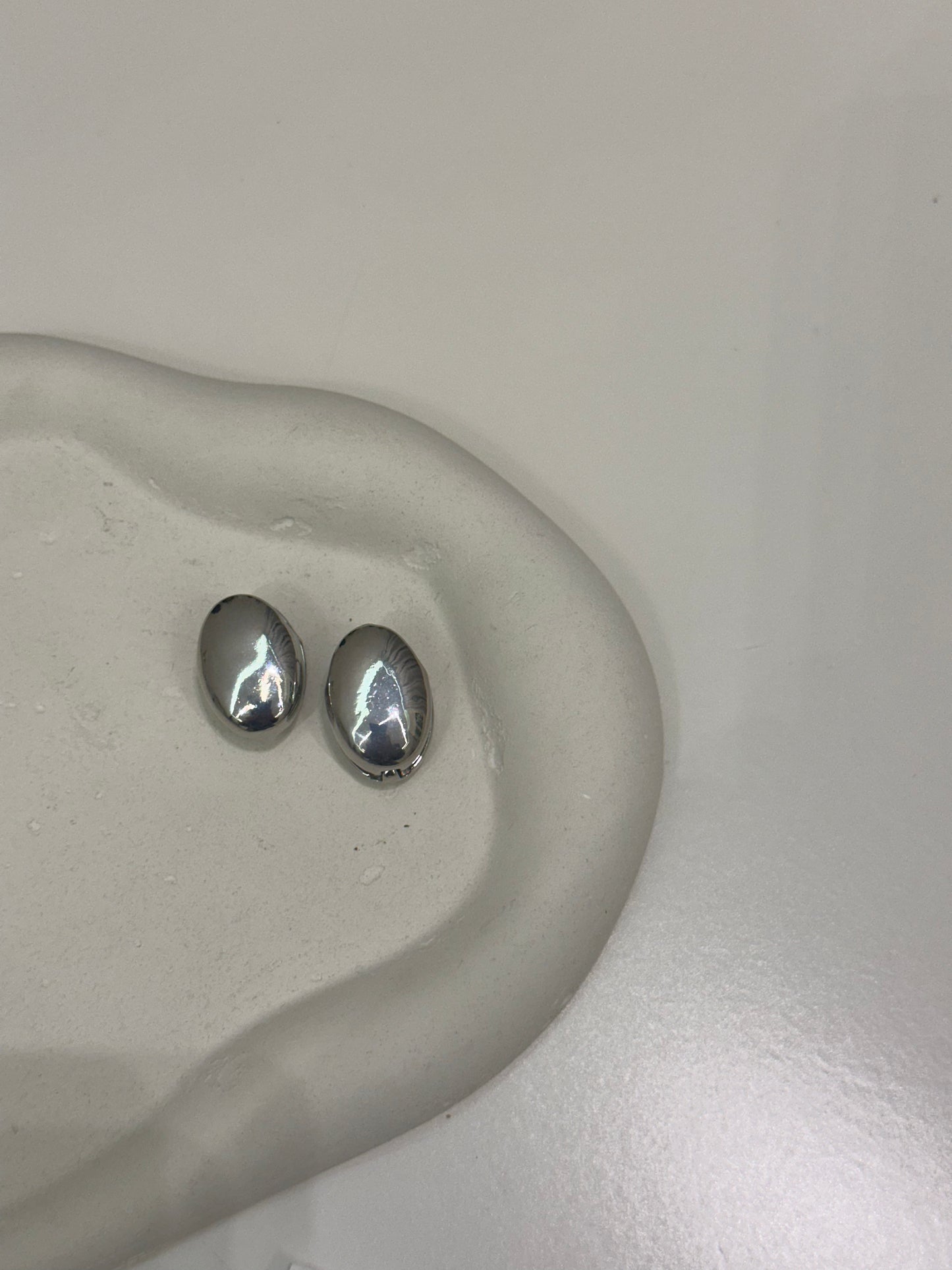 Round earrings