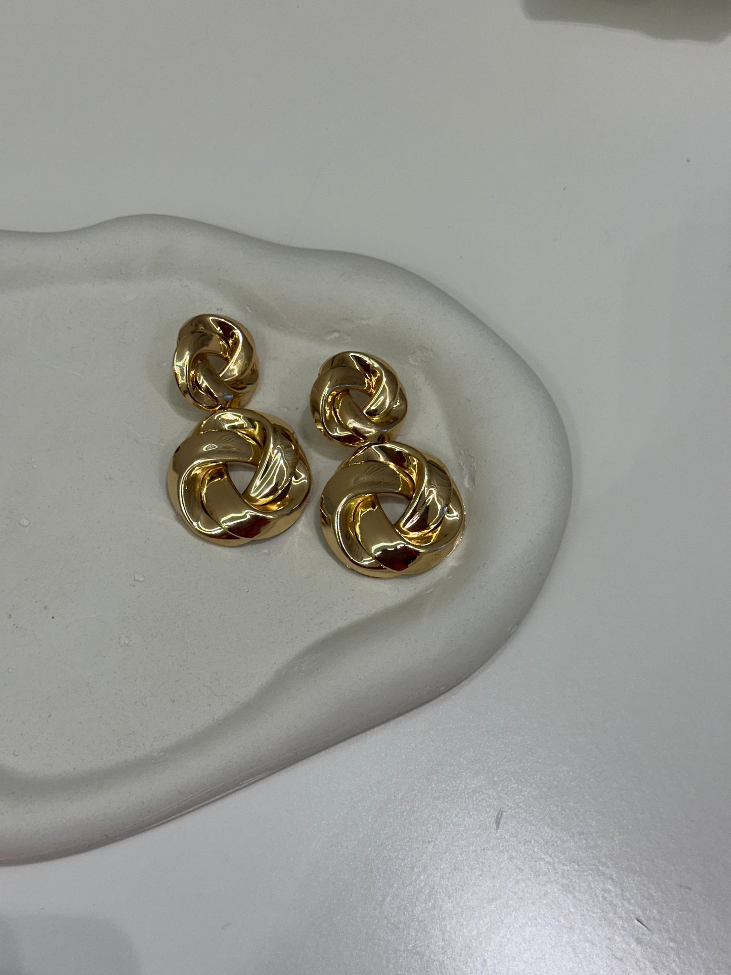 Charming geometric gold earrings