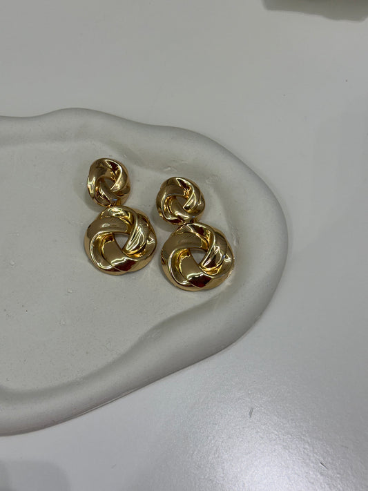 Charming geometric gold earrings