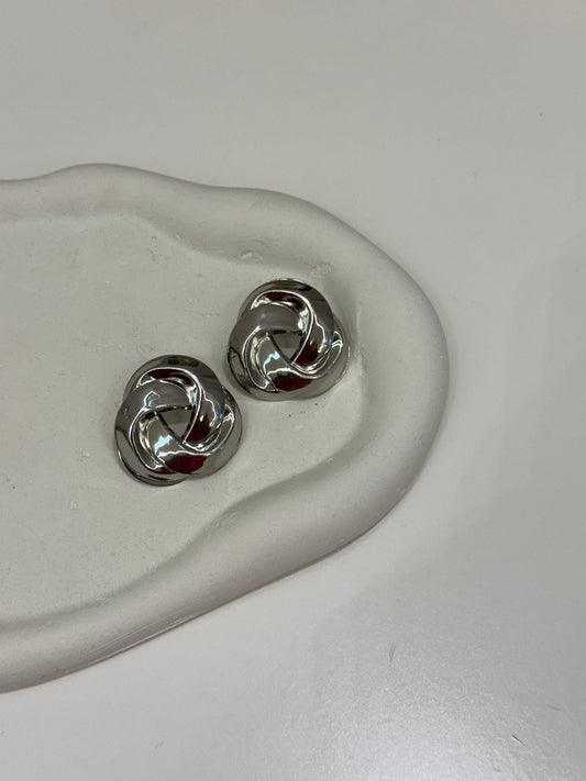 Silver geometric shape erring